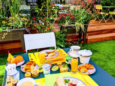 jardin. petit dejeuner