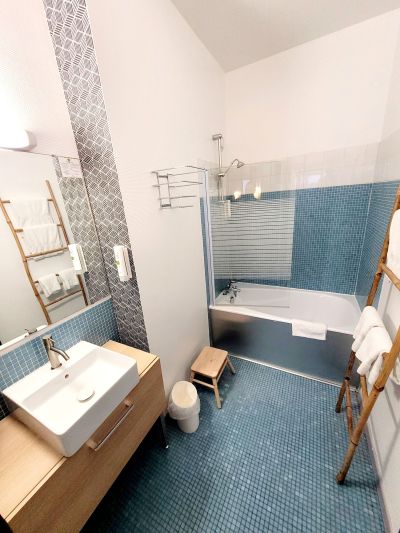 SALLE DE DOUCHE BLEUE