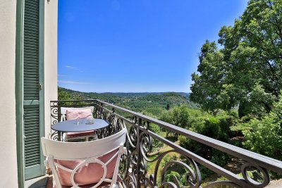 chambre avec balcon et vue hotel grasse 6 1