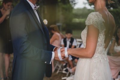 La cérémonie laïque : pourquoi opter pour une officiante pour célébrer votre mariage ?