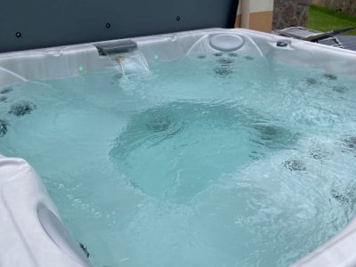 Séance de Jacuzzi extérieur, terrasse abritée