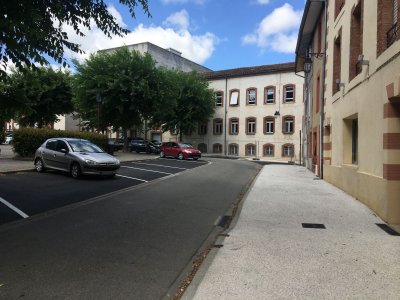 PARKING BUS DEVANT HOTEL