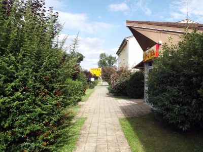 hotel restaurant agen boe hotel du lac entree3