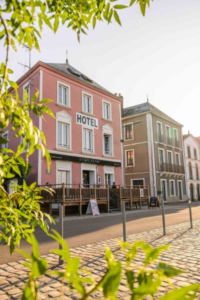 hotel lesplanade bord loire le pellerin
