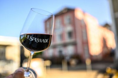 verre vin bar a vin hotel restaurant lesplanade le pellerin