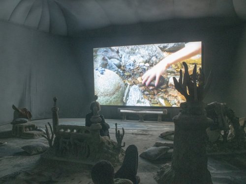 FERMÉ - Exposition Laure Prouvost “Deep See Blue Surrounding You / Vois ce bleu profond te fondre“