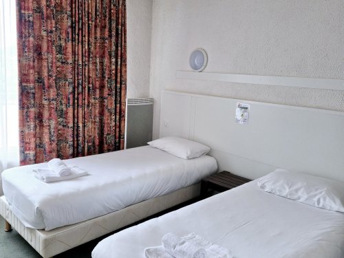 Twin Standard (2 beds 90 cm)