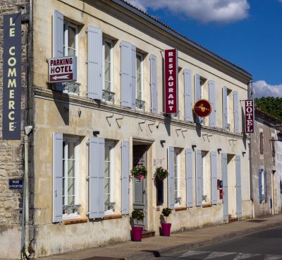 Le Commerce Hotel Restaurant Saujon Facade 5