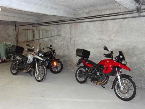PARKING COUVERT MOTO 1