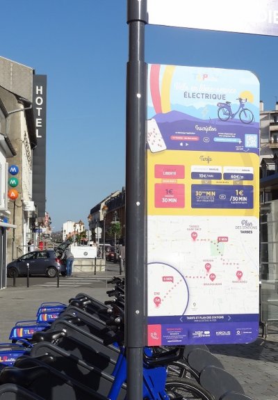 Vélos Libre-Service TLP mobilité et une borne éléctrique , à Tarbes Place Marcadieu 