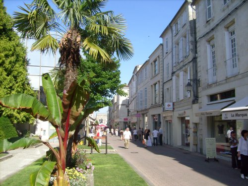 Discover the town centre of Saintes