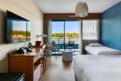 Chambre Triple Junior Suite vue lac Pavillon Bleu Hossegor 1