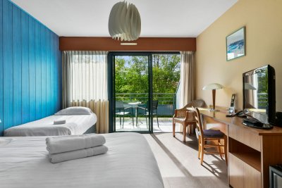 Chambre triple pmr le pavillon bleu hossegor 1