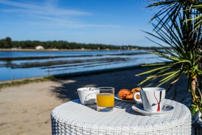 Petit dejeuner en Terasse Hotel Pavillon Bleu