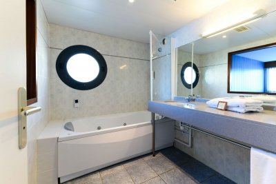 Salle de bain Junior Suite vue lac Pavillon Bleu Hossegor 1