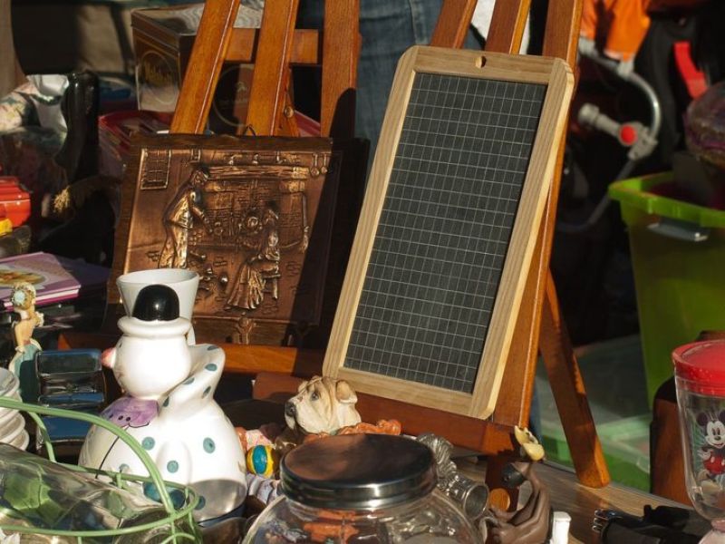 marche puces dimanches uzes hotel centre