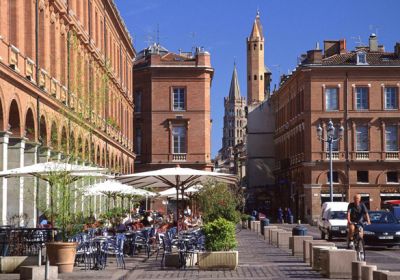 Toulouse is 1 hour from Agen