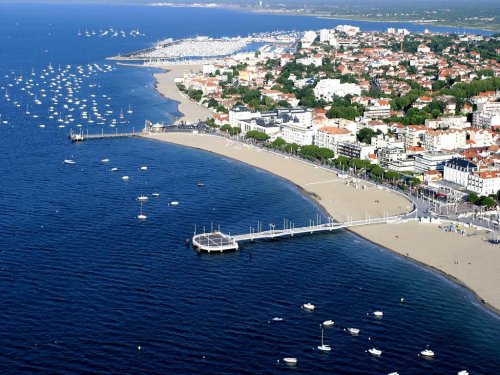 ARCACHON , Ville célèbre pour la production des huîtres!