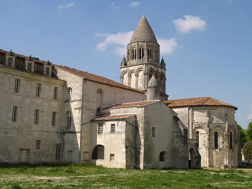 Travel to Saintes from Bordeaux by train