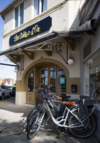 2020 09 Hotel Les Sables dOr Facade Velo 13