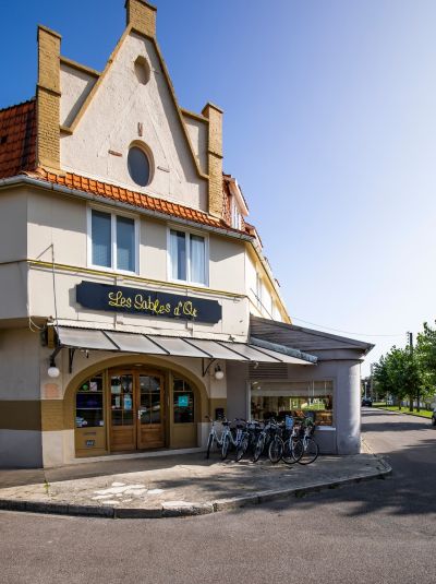 2020 09 Hotel Les Sables dOr Facade Velo 9