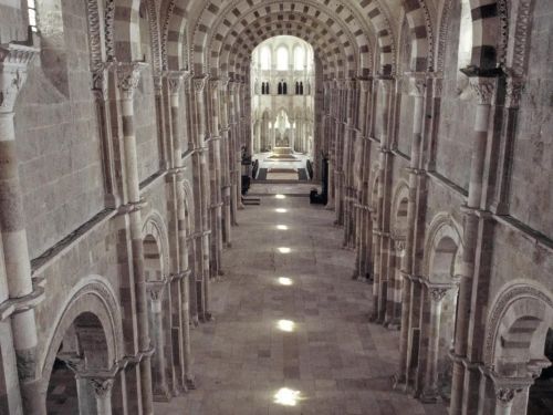 Les Lueurs de Vézelay : une expérience lumineuse au cœur de la Bourgogne